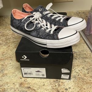 Brand new women’s converse size 9 never been worn.